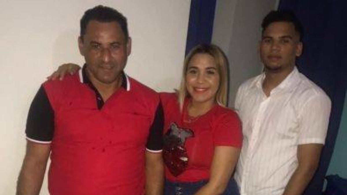 El empresario junto a su hija Daniela y Jhoan Rodríguez, de 24 y 20 años, respectivamente.