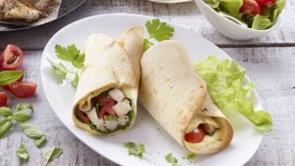 Wraps de pollo con espinacas, queso y tomates cherry