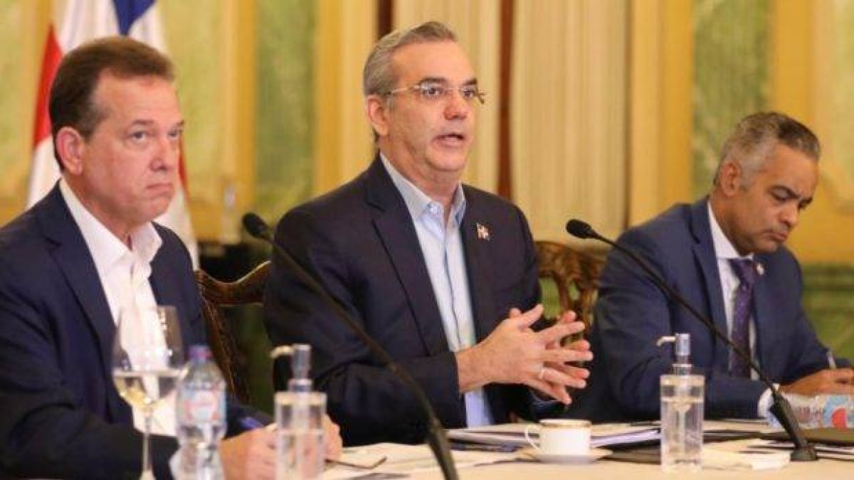 El presidente Luis Abinader junto a los ministros de Industria, Víctor Bisonó y de Presidencia, Joel Santos.