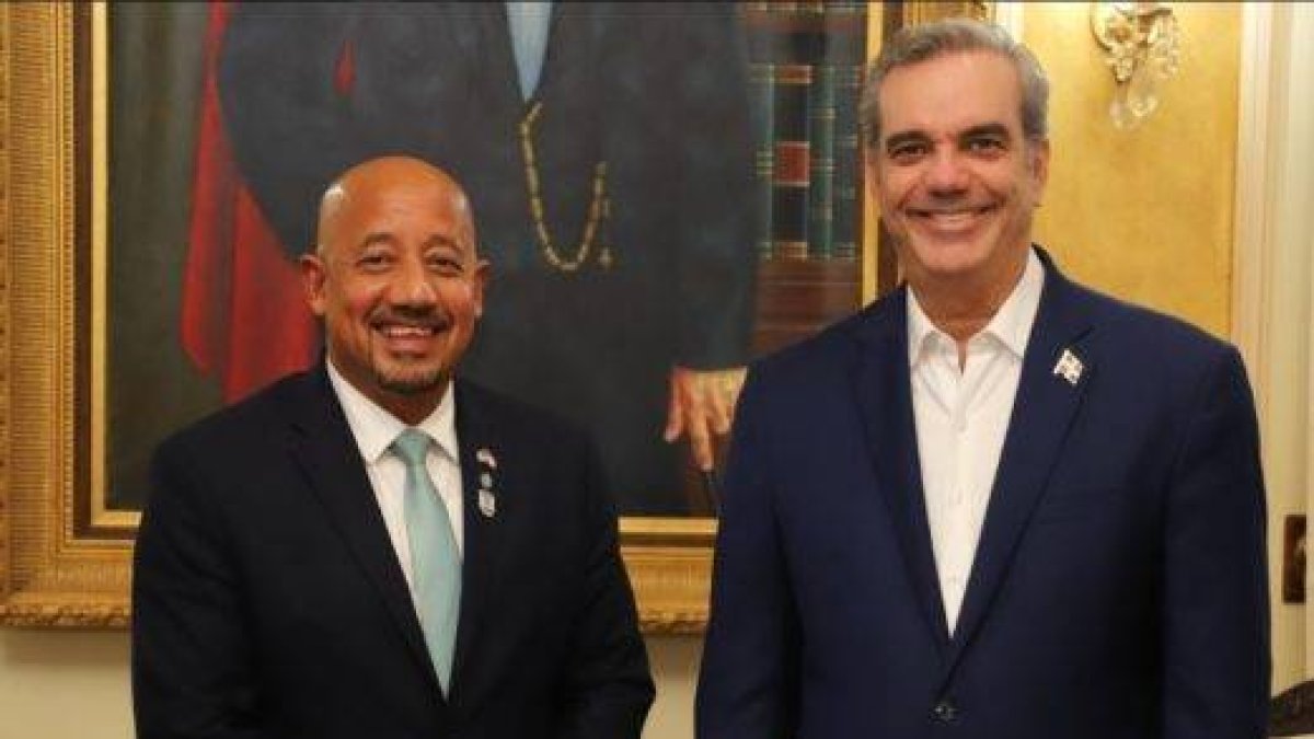 El presidente de le República, Luis Abinader junto al alcalde de la ciudad de Lawrence, Brian A. Depeña.