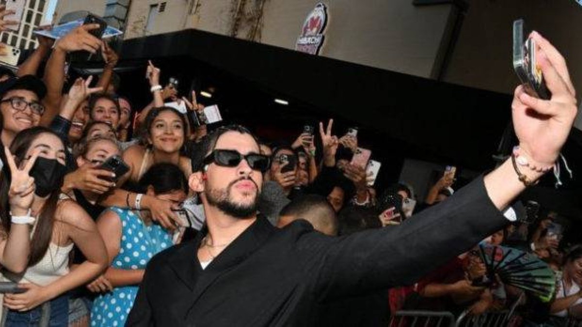 Bad Bunny sigue en la mira tras lanzar celular de fan dominicana (foto archivo).