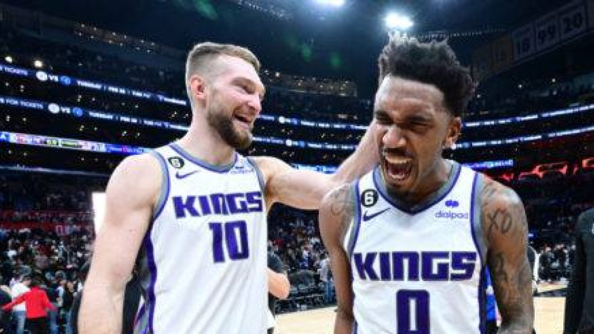 Domantas Sabonis y Malik Monk de los Sacramentos Kings
