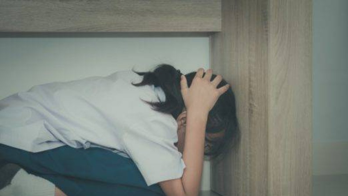 mujer-debajo-de-mesa-durante-sismo