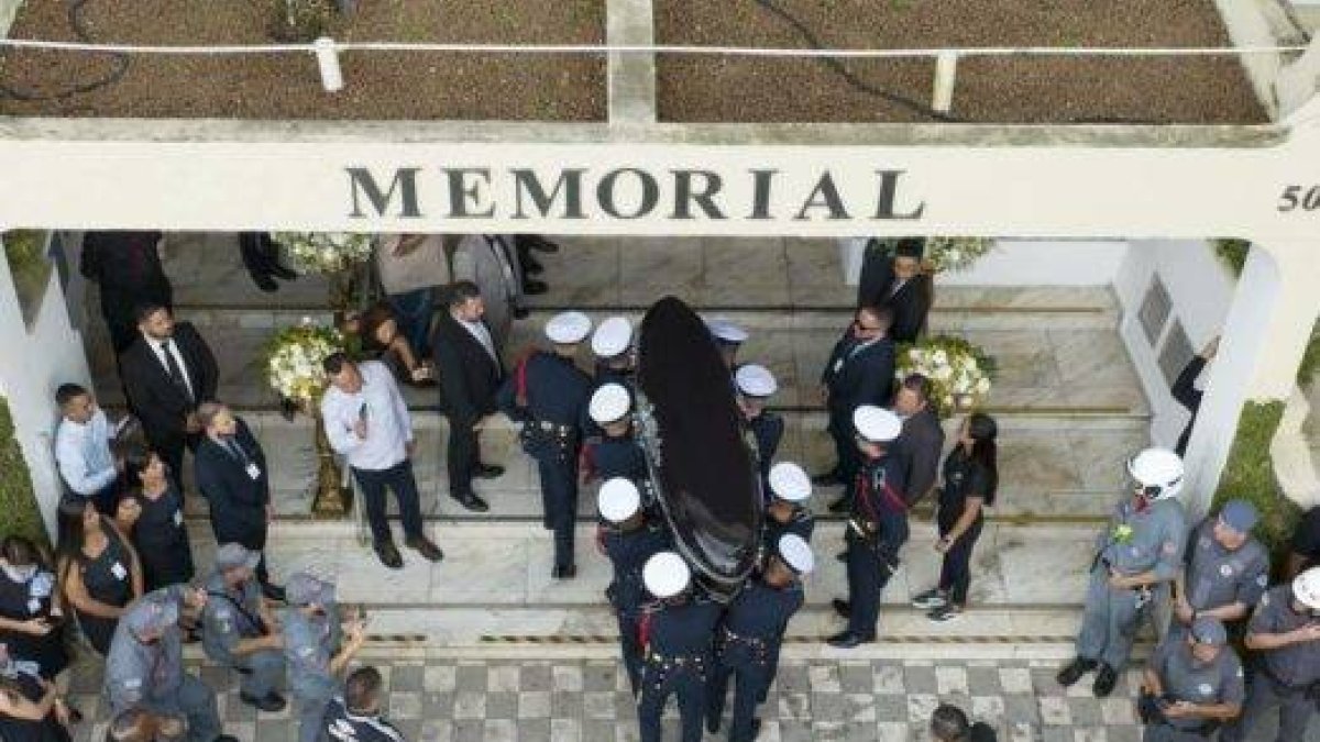 Pelé: Féretro llega al cementerio para su entierro