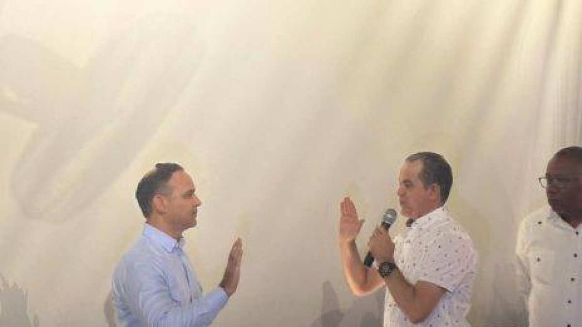 Emil Durán es juramentado por Addiel Pérez.