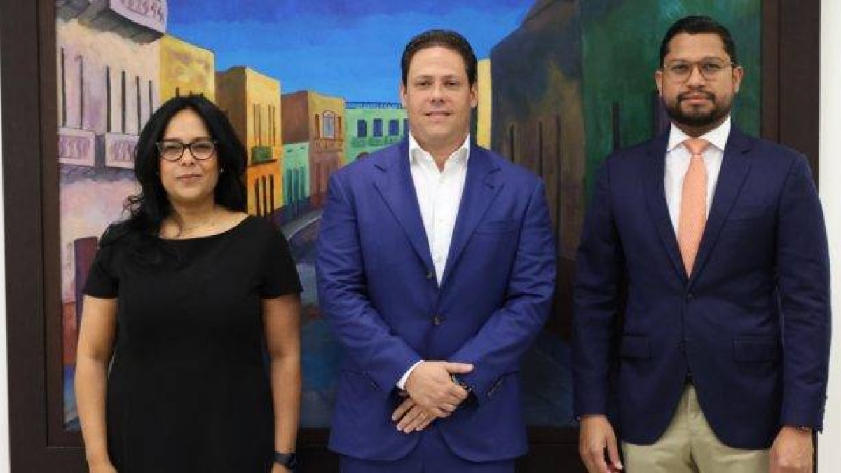 Al centro, el ministro de  Vivienda y Edificaciones, Carlos Bonilla, junto a Evelio Paredes y Patricia Florentino.   José de León