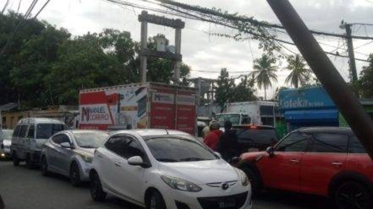 El caos se apodera de la estrecha calle.