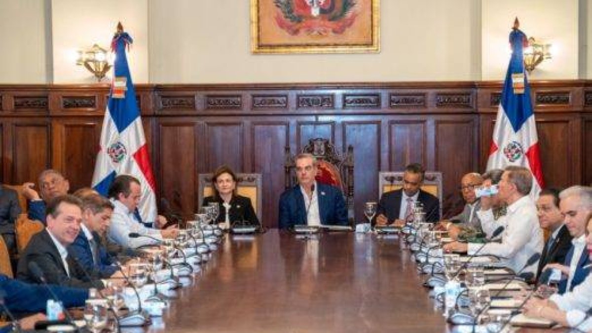 Abinader, reunido con todos los ministros en Palacio