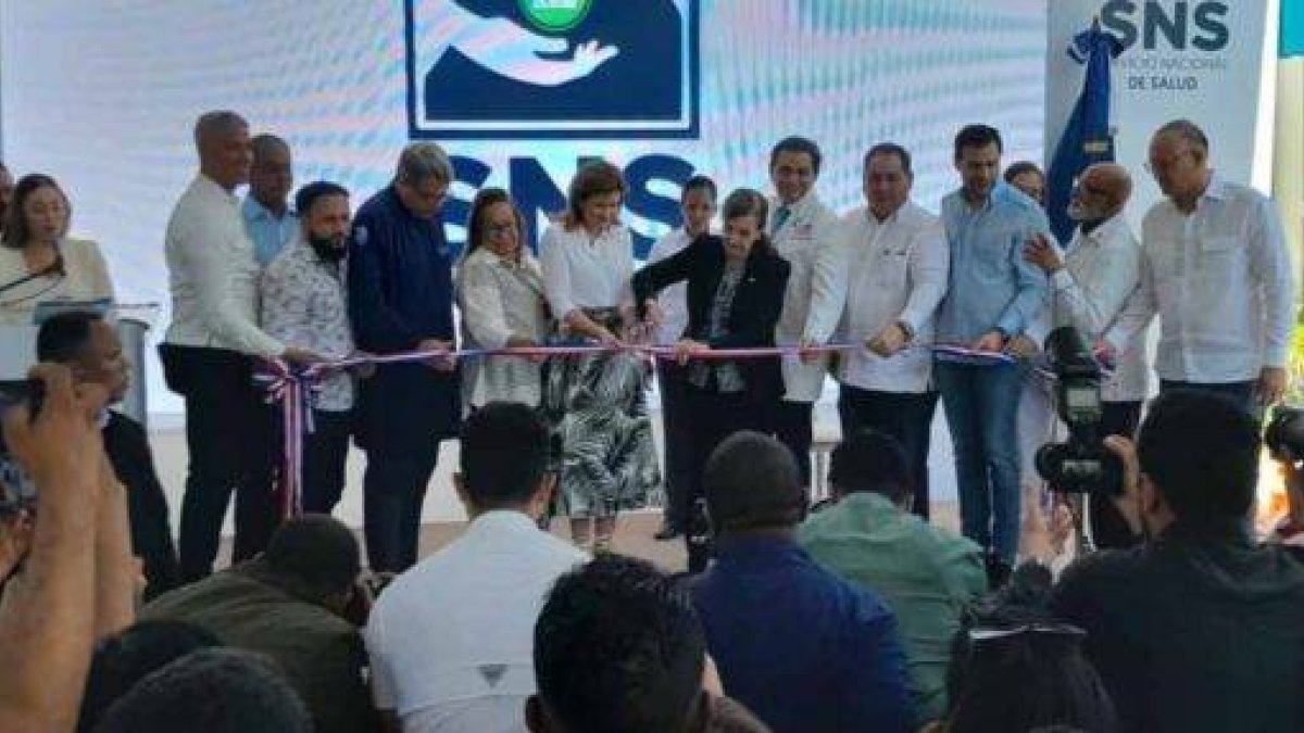La vicepresidenta Raquel Peña en el corte de cinta, junto a doña Rosa Sula Corona.