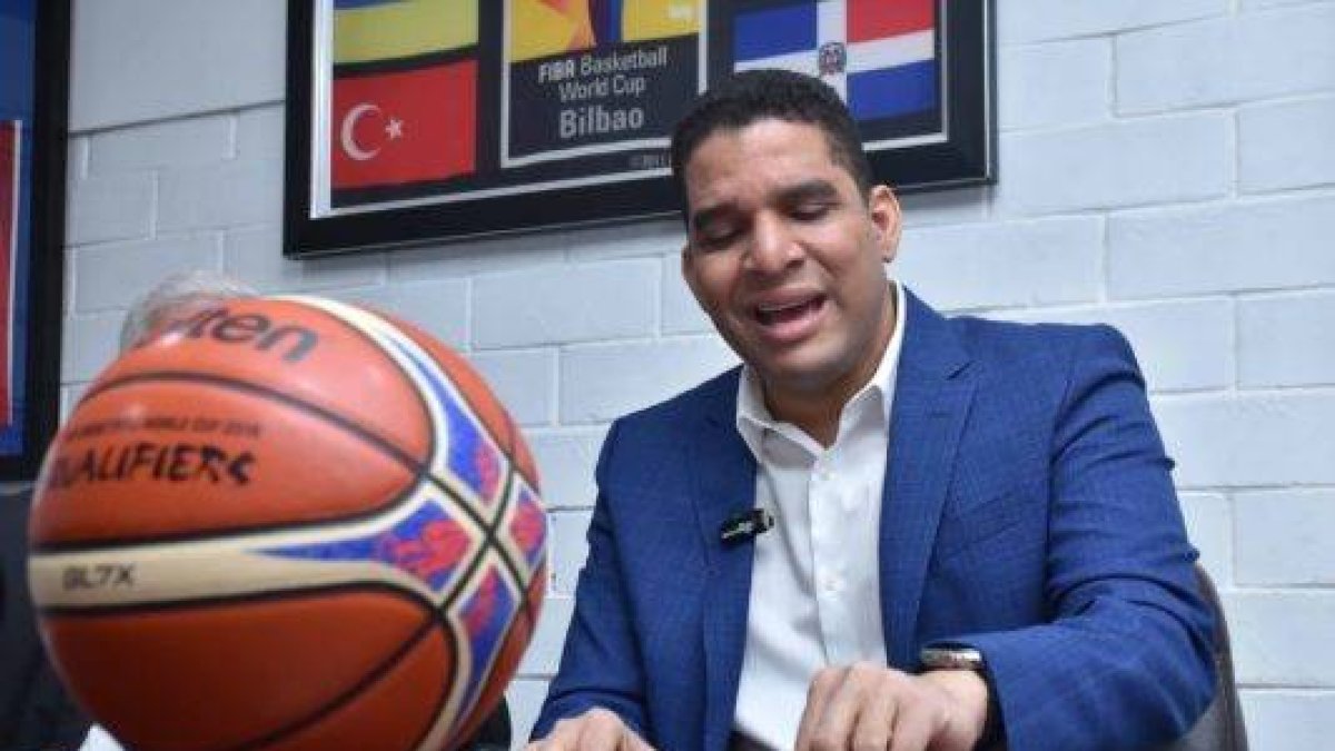 Rafael Uribe, presidente de la Federación de Baloncesto, se declara orgulloso de sus logros.