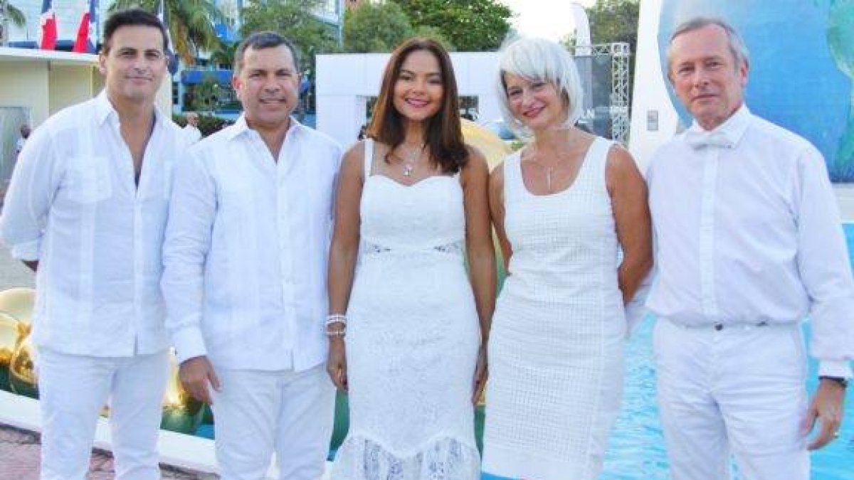 Alejandro Uriarte, Raymundo Morales, Cristina García de Morales, el embajador de Francia en Santo Domingo,, Erick Fournier y su esposa Florence de Fournier.