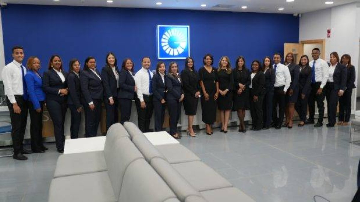 Equipo de la sucursal del Banco Popular localizada en el centro comercial Colina
Centro. Encabezan la foto la señora Chantal Ávila y Blenny Santos.