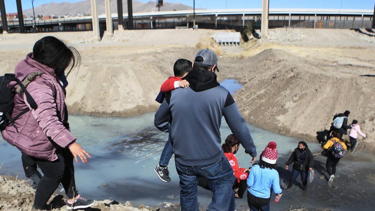 Inmigrantes ingresando a Estados Unidos y luego van a Nueva York.