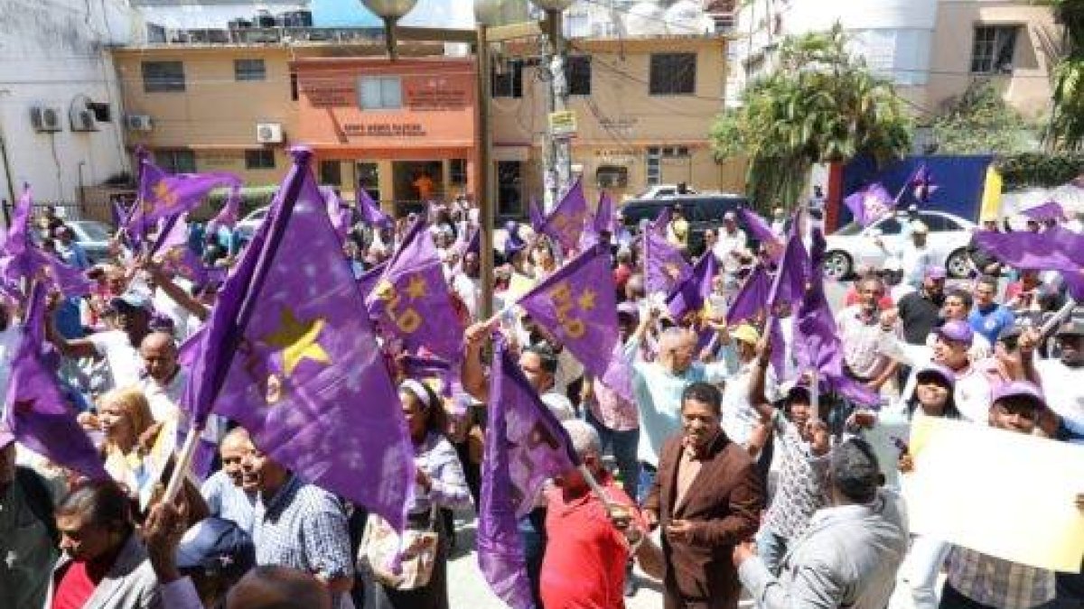 Ante la Operación Calamar, el PLD debe ir a la defensiva, sin que lo desvíen de su proceso de fortalecimiento interno a Abel Martínez, pero no puede dejar dejar esto así. Ese es el consejo del comunicador Euri Cabral al partido morado.