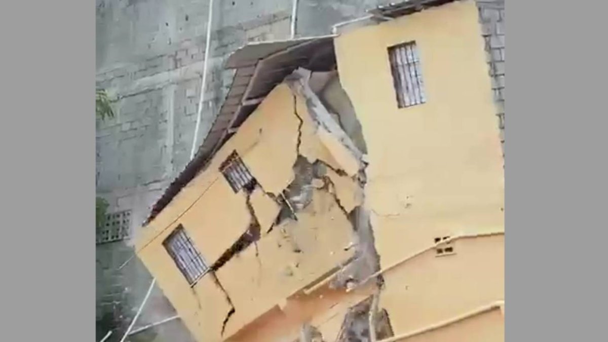Desplome de una casa en Yamasá queda captado en video