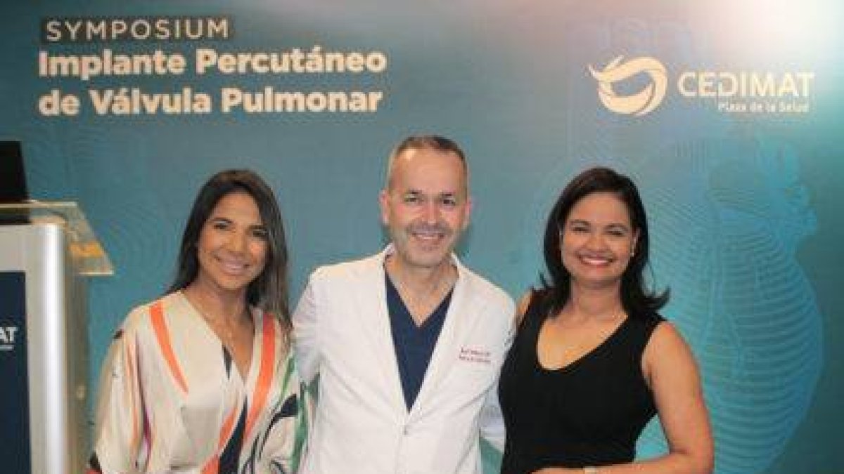 Doctores Rebeca Pérez, Coordinadora de la Unidad de Cardiología Pediátrica, John Breinholt y Adabeyda Báez