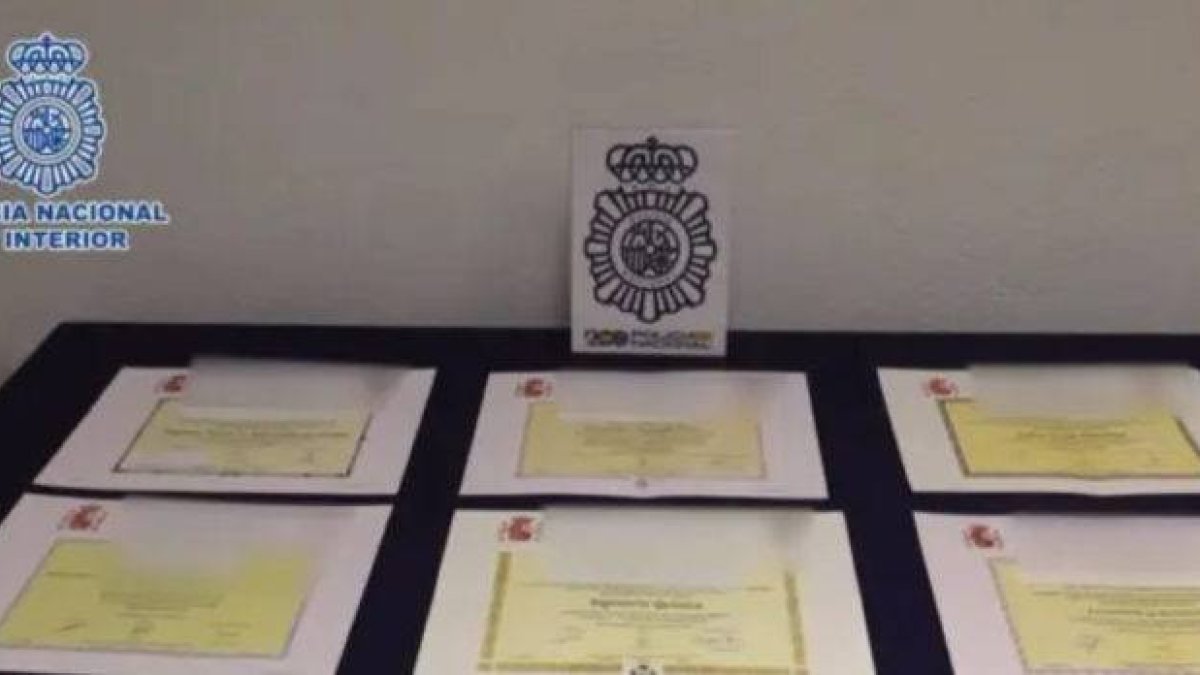 20 detenidos por comprar títulos académicos españoles falsificados en RD