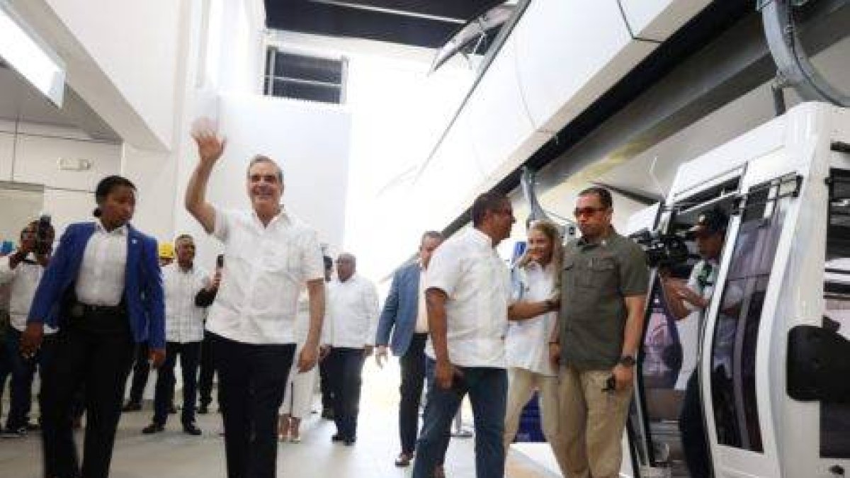 El presidente Luis Abinader se montó junto a un grupo de comunitarios en una de las cabinas del Teleférico de Los Alcarrizos