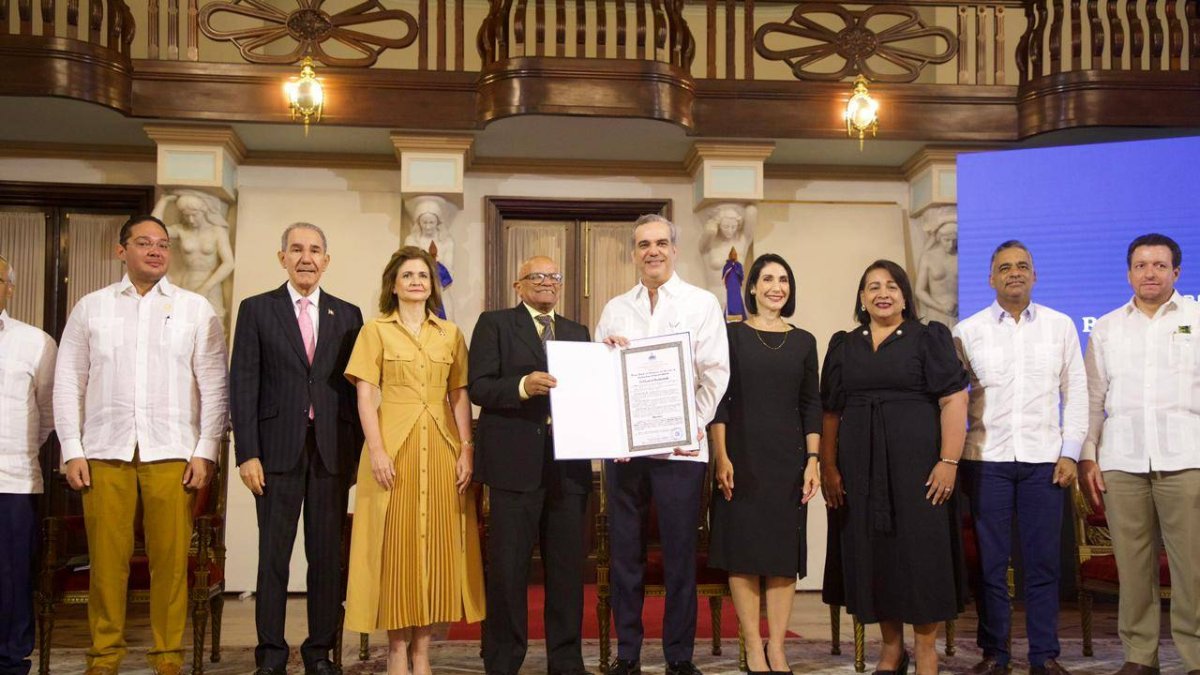 Presidente Abinader entrega Premio Excelencia Magisterial 2023 a cinco ...