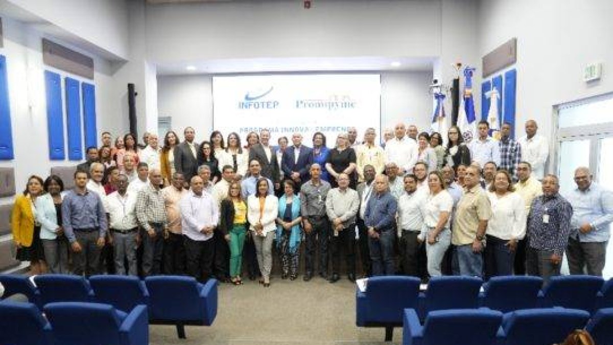 Directivos  Infotep y Promipyme junto a emprendedores.