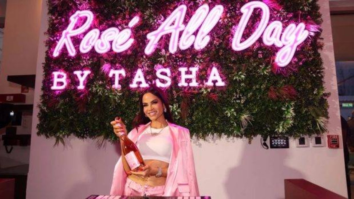 Natti Natasha deslumbra en la inauguración de su restaurante en Miami Beach
