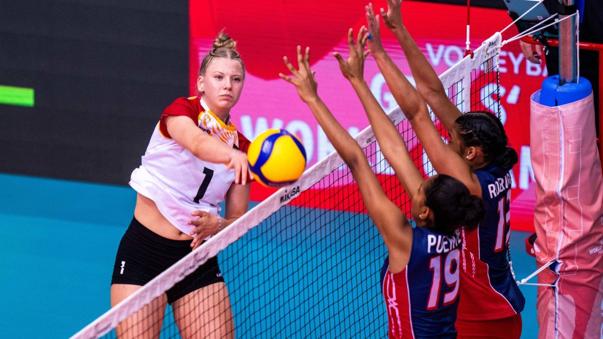 Elin Svea Naujack (1) de Alemania castigó con fuertes remates a la defensa de las caribeñas.