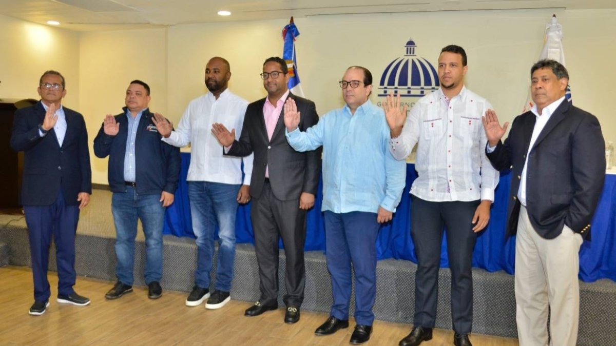 Juan Vila, toma el juramento al comité organizador presidido por los deportistas.
