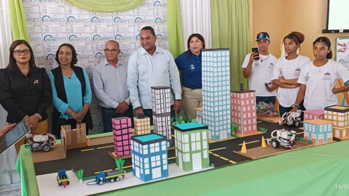 La foto presenta el momento cuando estudiantes del liceo Ramón Arsenio Alba, hacen demostraciones sobre lo aprendido durante el pasado año escolar en cuanto a tecnología y robótica se refiere.