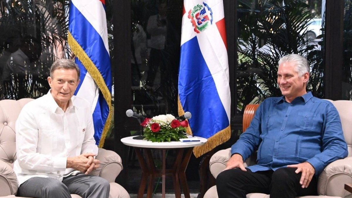 El canciller dominicano Roberto Álvarez conserva con el presidente de Cuba Miguel Díaz-Canel Bermúdez.