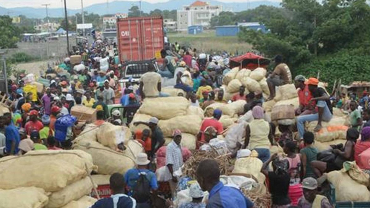 Cientos  de Haitianos  se  abastecen de alimentos. HOY/FUENTE EXTERNA. 13/09/23