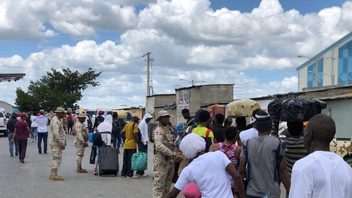 Haitianos salen de RD. Archivo