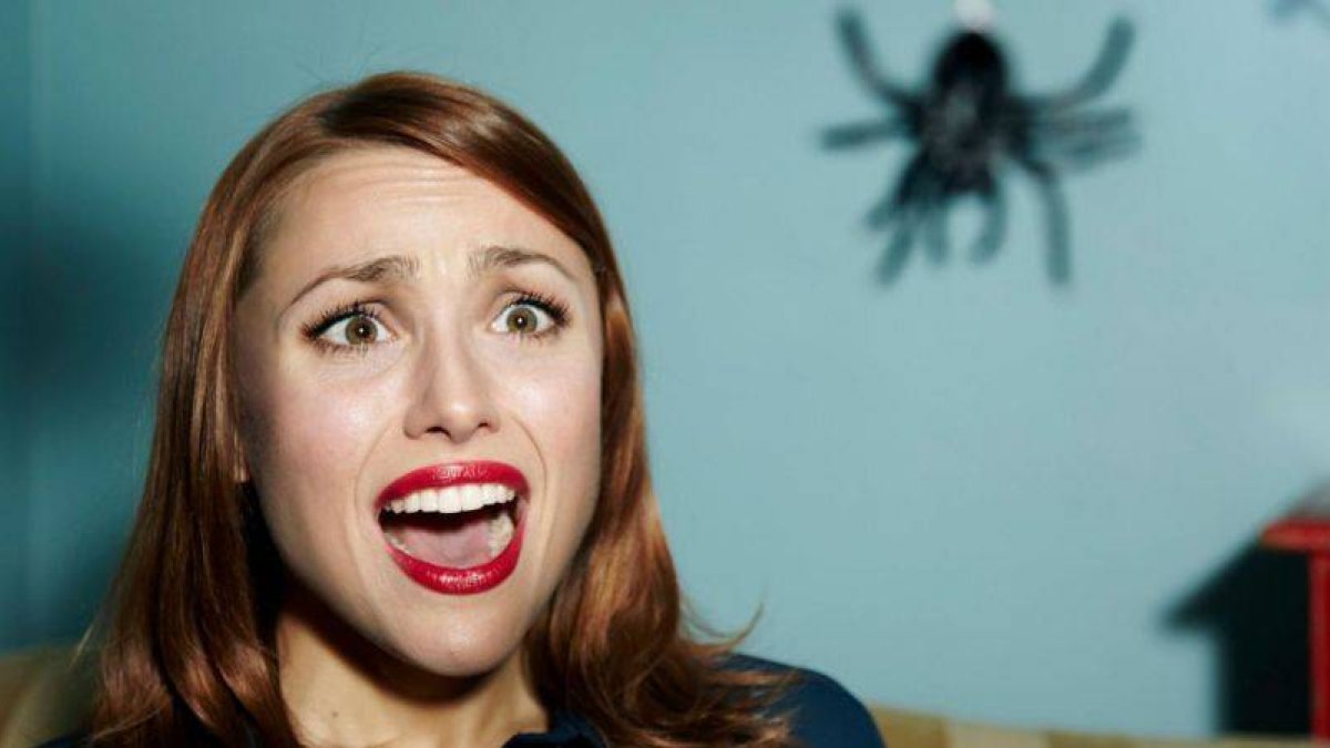 Una mujer grita al ver una araña. GETTY IMAGES