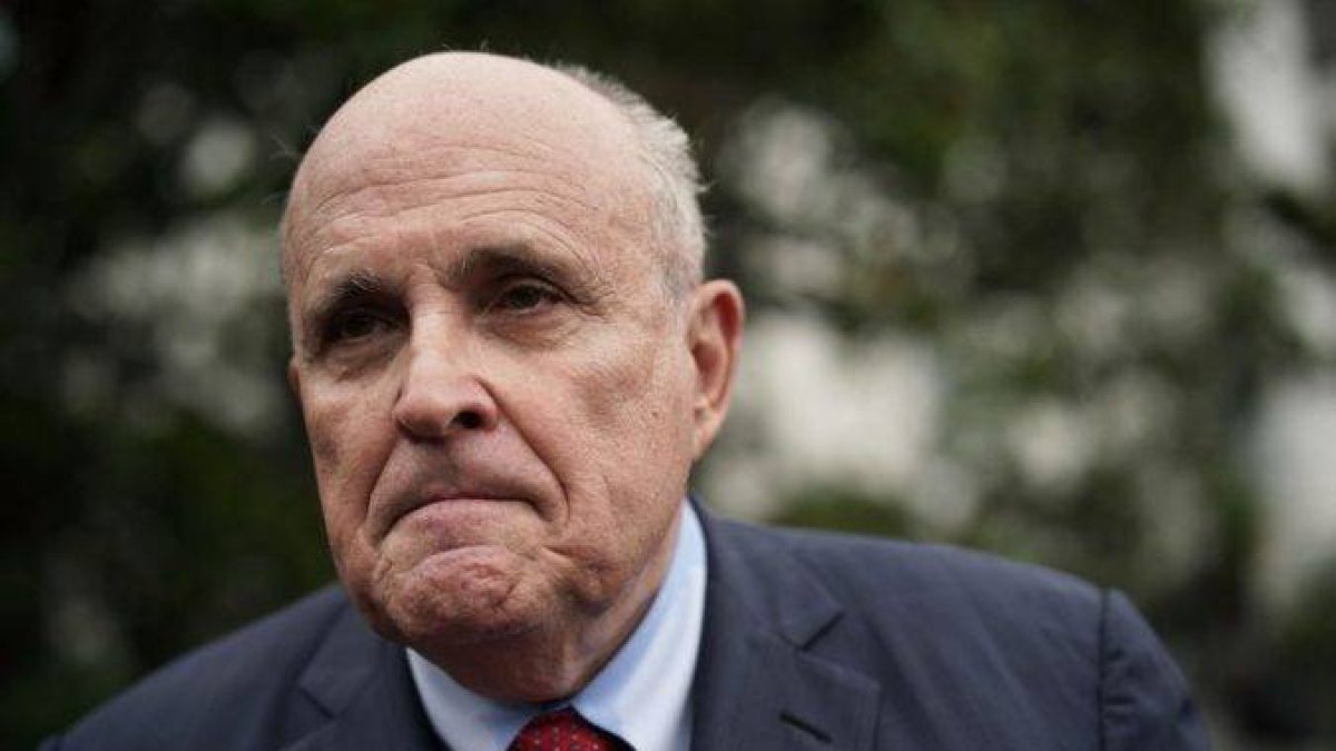 El hijo de Biden demanda a Rudy Giuliani por difamarlo
