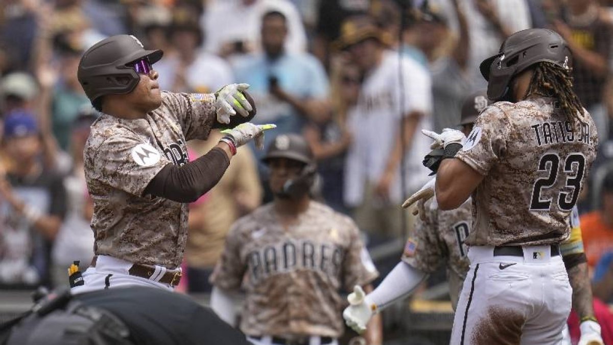 Juan Soto celebra con Fernando Tatis Jr. tras su jonrón.