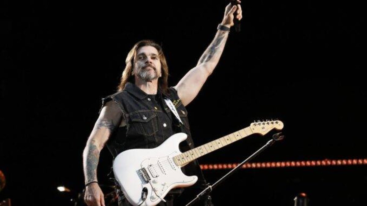 El cantante colombiano Juanes durante su actuación este domingo en el cierre del Festival Cordillera 2023, en el Parque Simón Bolívar en Bogotá. EFE/ Carlos Ortega