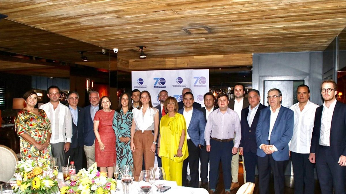 Directivos de ACOFAVE, encabezados por su directora ejecutiva, Yris González