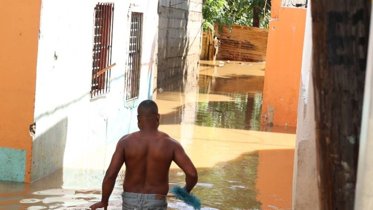 Tres temas que las inundaciones se llevaron (INTRANT, Haití y alianzas de los partidos)