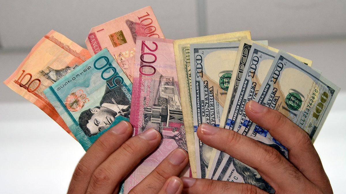 Billetes de pesos dominicanos y dólares estadounidenses