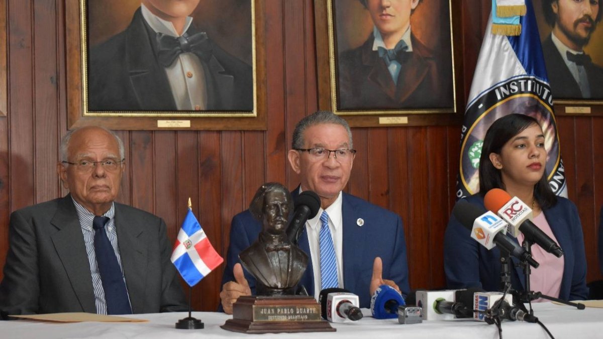 Wilson Gómez Ramírez, presidente del Instituto Duartiano interviene en el encuentro. Le acompañan, Julio Manuel Rodríguez Grullón, vicepresidente y Leni Siri, coordinadora.