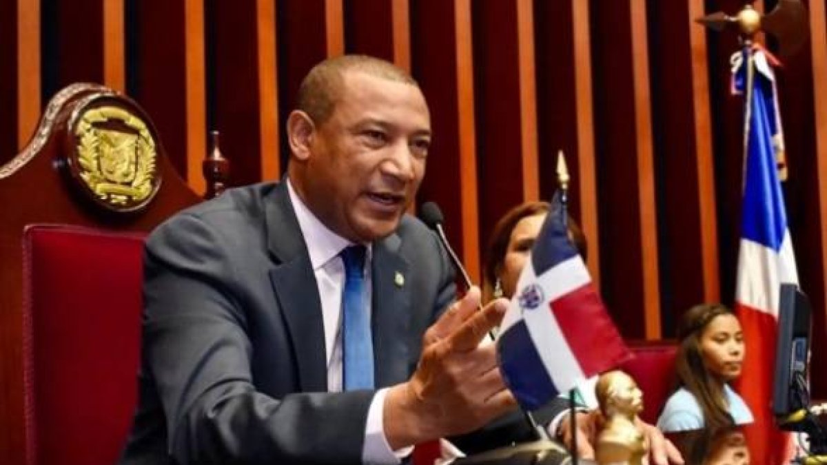 Santiago Zorrilla responde a los diputados