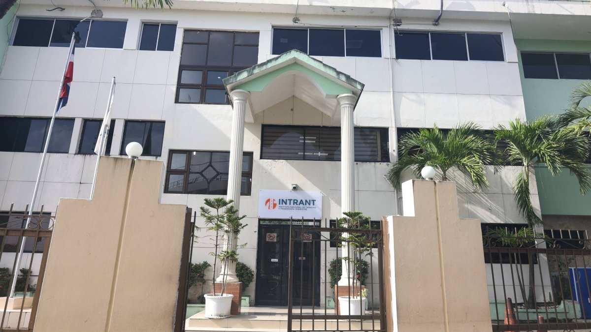 Fachada del Instituto Nacional de Tránsito y Transporte Terrestre (INTRANT)