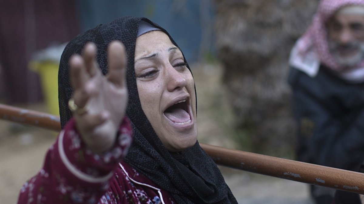 Un familiar de una de las víctimas de los enfrentamientos entre Israel y Palestina en la Franja de Gaza.