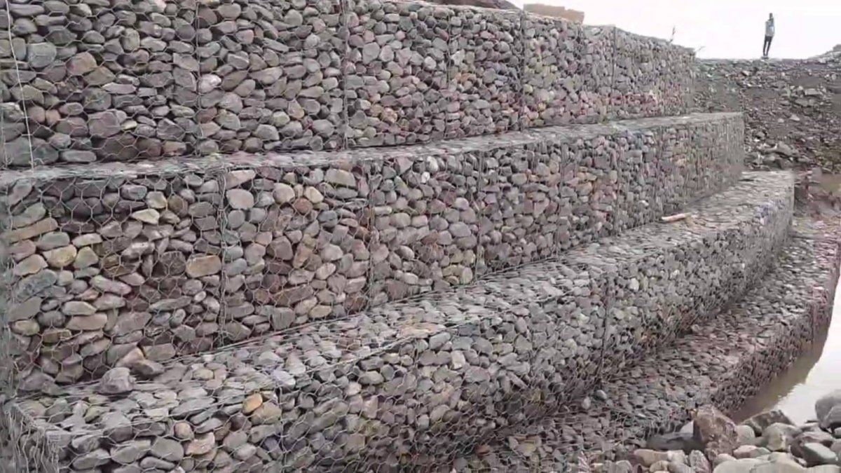 Canal con muro de Gaviones.