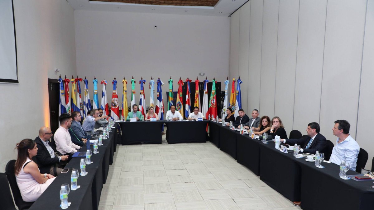 (foto) Representantes de una veintena de países de Iberoamérica participantes en el foro. JPG