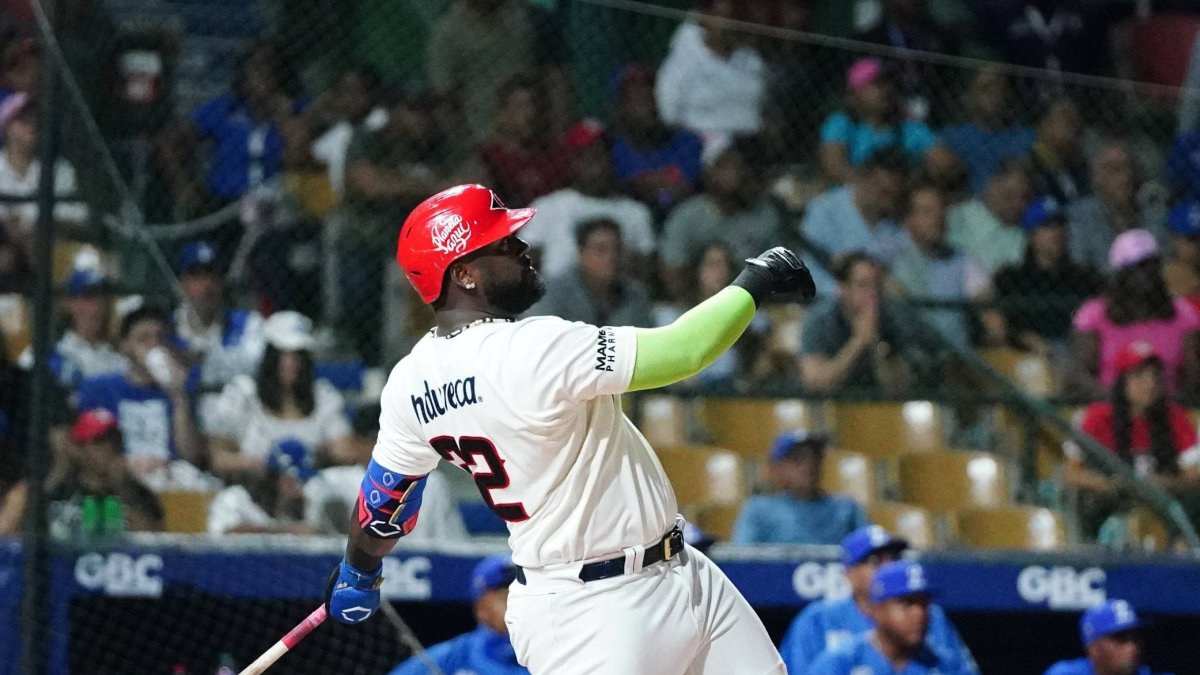 Franmil Reyes, de los Leones del Escogido, al momento de conectar anoche su jonrón con las bases llenas frente a los Tigres del Licey. Foto-Manolito Jiménez