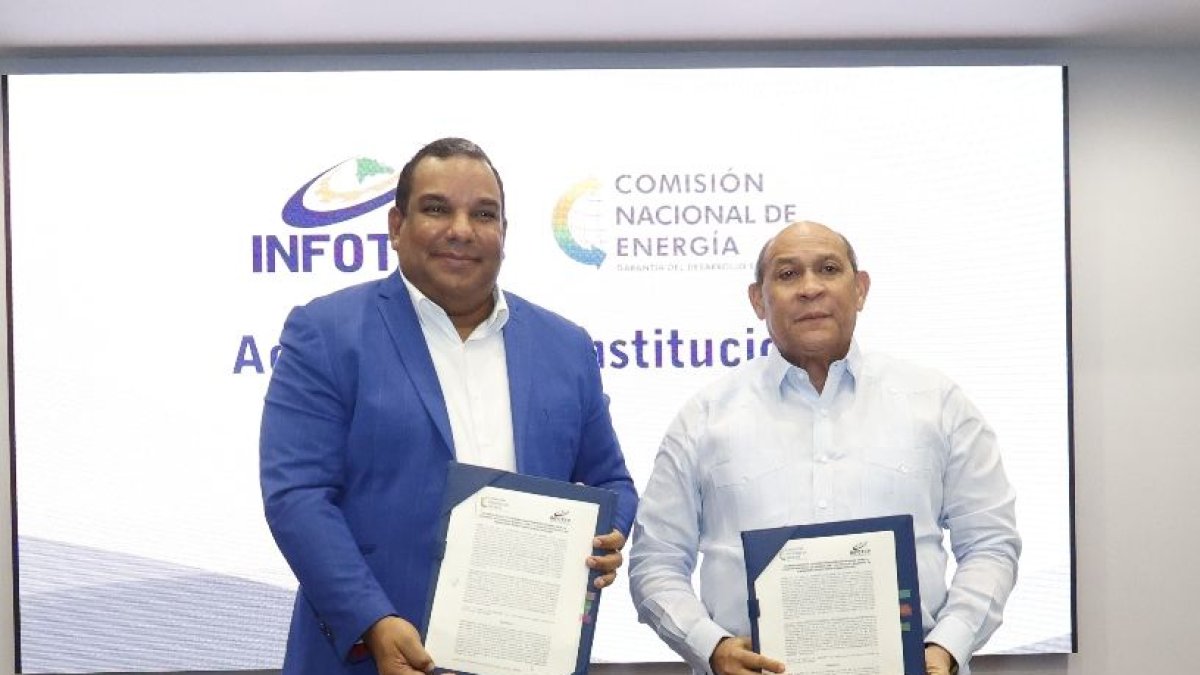 Infotep y la CNE firman acuerdo para impulsar uso racional de la energía ,a través de la formación técnica, en foto Rafael Santos Badia , director de Infotep, y el director CNE Edward Vera hoy Duany Nuñez 19-1-2024