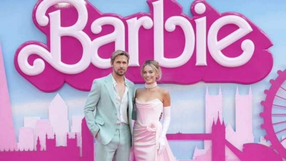 En esta imagen de archivo, Ryan Gosling (izquierda) y Margot Robbie posan para los fotógrafos a su llegada al estreno de la película “Barbie” en Londres, el 12 de julio de 2023. (Scott Garfitt/Invision/AP, archivo)