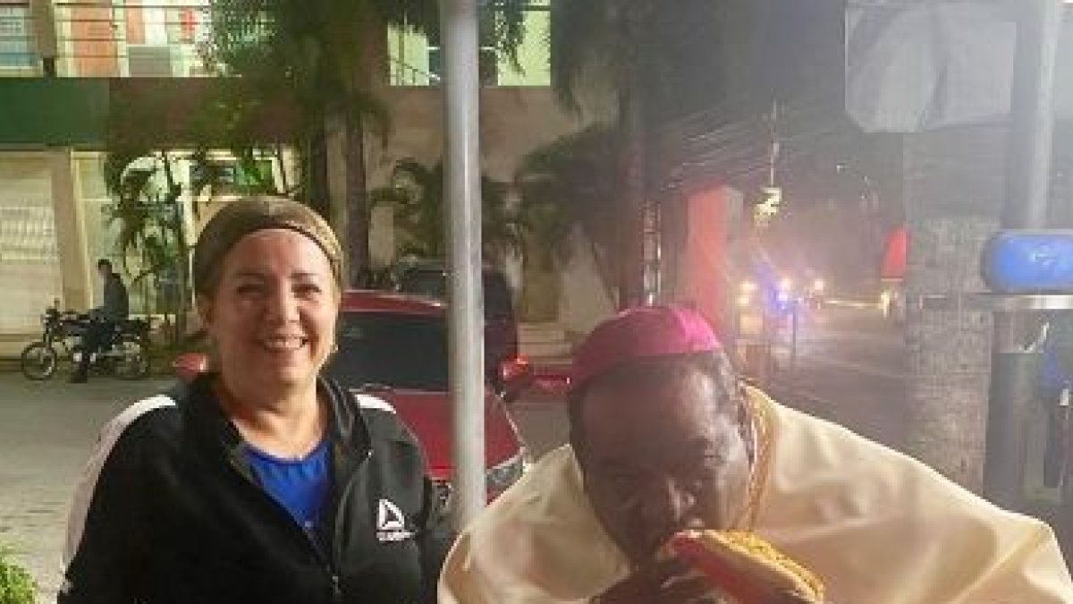 Obispo Castro disfruta de un bocadillo en la calle