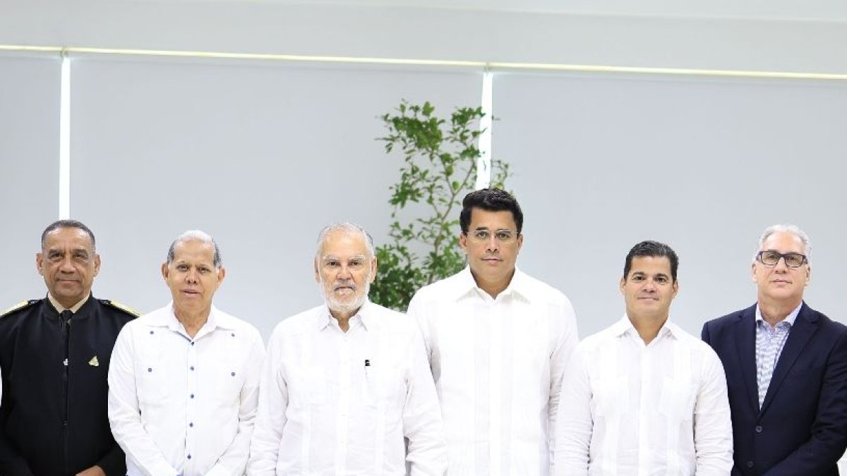 El Ministerio de Medio Ambiente y Recursos Naturales (MMARN) coordinó la primera reunión del Gabinete de Lucha Contra el Sargazo, con el objetivo de coordinar la ejecución de políticas públicas que permitan mitigar y controlar esa macroalga en las costas de República Dominicana.
Los ministros de Turismo, David Collado, y de Medio Ambiente, Miguel Ceara Hatton, encabezaron la sesión de trabajo con los miembros del gabinete creado mediante el Decreto 379-23.   Hoy/Fuente Externa 02/01/24