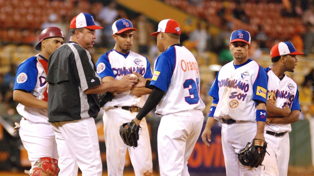 Félix Fermín conversa con el lanzador y los jugadores del cuadro, en un momento del partido que las Aguilas se enfrentaron a Venezuela en la Serie del Caribe.